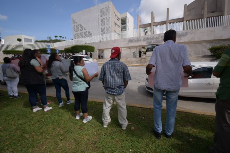 Habitantes de Alto Lucero se manifestaron en la Fiscalía, a la que exigieron resultados de las denuncias contra empresa Mota Engil por daños que sufrieron sus casas por construcción de la autopista Cardel-Poza Rica. 