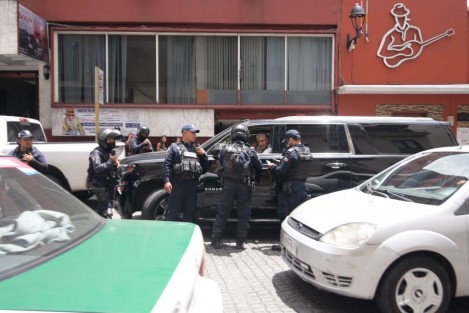  El dirigente estatal del PAN, Federico Salomón, fue interceptado por policías luego de que se le marcó el alto y no se detuvo. Al identificarse, lo dejaron ir en su camionetita. 