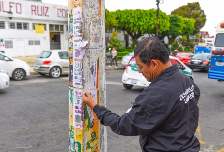  El Ayuntamiento, a través de la Dirección de Desarrollo Urbano, exhortó a empresariado y ciudadanía a mantener limpios los espacios públicos y el mobiliario urbano, evitando la colocación de publicidad sin contar con la licencia respectiva, además de cumplir con los requisitos establecidos en el Reglamento. 