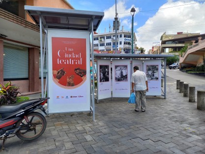 Una Ciudad Teatral es la exposición fotográfica que actualmente se encuentra en la galería peatonal del Corredor Cultural Carlos  Fuentes, en el centro de Xalapa, con motivo del 70 aniversario de la ORTEUV, en la que se presentan imágenes de obras de esa compañía, sin faltar por supuesto Rosalba y los Llaveros, y La Virgen Loca. 