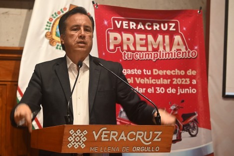 El gobernador Cuitláhuac García; el titular de Finanzas, José Luis Lima; y el subsecretario Diego Meléndez, informaron que el sorteo Veracruz Premia tu cumplimiento será el próximo 16 de octubre; participan quienes pagaron el Derecho de Control Vehicular antes del 30 de junio.

