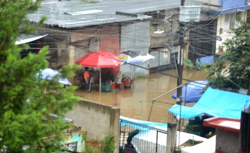 Comerciantes del mercado sobre ruedas de la calle Dos Poniente de la colonia Rafael Hernández Ochoa se vieron afectados por las 2 horas de lluvia que cayo sobre la ciudad de Xalapa, la cual dejó inundaciones en varias colonias y avenidas de la capital del estado.