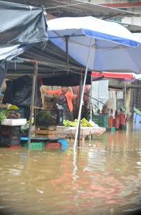 Comerciantes del mercado sobre ruedas de la calle Dos Poniente de la colonia Rafael Hernández Ochoa se vieron afectados por las 2 horas de lluvia que cayo sobre la ciudad de Xalapa, la cual dejó inundaciones en varias colonias y avenidas de la capital del estado.