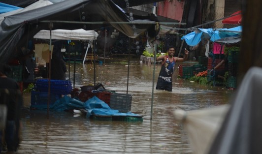 Comerciantes del mercado sobre ruedas de la calle Dos Poniente de la colonia Rafael Hernández Ochoa se vieron afectados por las 2 horas de lluvia que cayo sobre la ciudad de Xalapa, la cual dejó inundaciones en varias colonias y avenidas de la capital del estado.