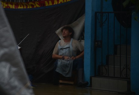 Comerciantes del mercado sobre ruedas de la calle Dos Poniente de la colonia Rafael Hernández Ochoa se vieron afectados por las 2 horas de lluvia que cayo sobre la ciudad de Xalapa, la cual dejó inundaciones en varias colonias y avenidas de la capital del estado.