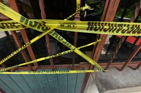 Arnold Manuel N es buscado por las fuerzas de seguridad, luego de que asesinara a su propia madre, acuchillándola. Tanto su padre como su hija también fueron agredidos por el sujeto y se encuentran hospitalizados. Los hechos en Banderilla, Ver..