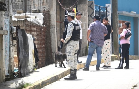 Arnold Manuel N es buscado por las fuerzas de seguridad, luego de que asesinara a su propia madre, acuchillándola. Tanto su padre como su hija también fueron agredidos por el sujeto y se encuentran hospitalizados. Los hechos en Banderilla, Ver..