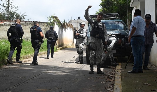 Arnold Manuel N es buscado por las fuerzas de seguridad, luego de que asesinara a su propia madre, acuchillándola. Tanto su padre como su hija también fueron agredidos por el sujeto y se encuentran hospitalizados. Los hechos en Banderilla, Ver..