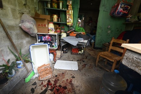 En el domicilio y la calle donde ocurrió el crimen, quedaron manchas de sangre de la niña y su abuelo, quienes clamaban por la ayuda a sus vecinos en los momentos de los hechos. 
