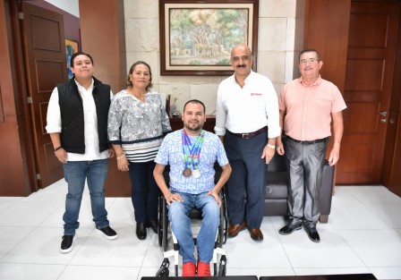 La mentalidad y carácter de Diego López Díaz, El Misil Xalapeño, son ejemplo para las juventudes en la ciudad, y por ello, el deporte y los deportistas siempre encontrarán apoyo en sus autoridades, afirmó el presidente municipal Ricardo Ahued Bardahuil. 