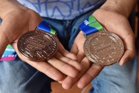 Esta mañana, el nadador paralímpico Diego López Díaz, El Misil Xalapeño, acudió al Palacio Municipal para presentar las medallas de plata y bronce recientemente obtenidas en el Campeonato Mundial de Paranatación desarrollado en Mánchester, Inglaterra, preseas con las que existen altas probabilidades de poder acudir a los Juegos Paralímpicos de París 2024, con la representación de Xalapa y México. 