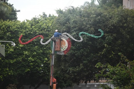 Para exaltar el fervor patrio durante septiembre y previo a la celebración del 213 aniversario de la Independencia Nacional, autoridades iniciaron la colocación de elementos decorativos alusivos a estas fechas, en el parque Benito Juárez y la fachada del Palacio Municipal.
