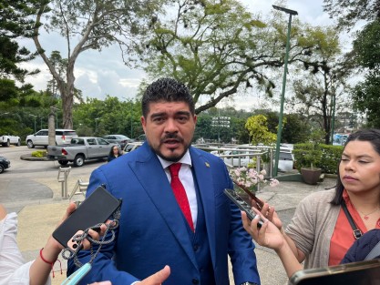 El Secretario de Educación en Veracruz, Zenyazen Escobar, negó que los docentes veracruzanps estén inconformes con los nuevos libros  de texto o que con estos vayan a tener una mayor carga de trabajo, sino que por el contrario, ahora los maestros tendrán libertad de cátedra y curricular. 