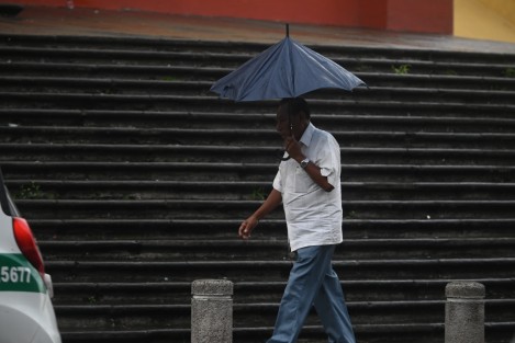 Entre el sol y la lluvia se van gastando los paraguas... y ahora ni esperanza de que se acerquen las campañas para renovarlos. Foto: 
