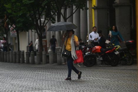 Medio nublado a nublado con probabilidad para lluvias y actividad eléctrica,
vespertinas a nocturnas en zonas montañosas y nocturnas a matutinas en
planicies y costa, esperando posibles eventos generalizados de 5.1 a 25 y algunos
puntuales de 50 a 75. O simplemente... seguirá lloviendo.