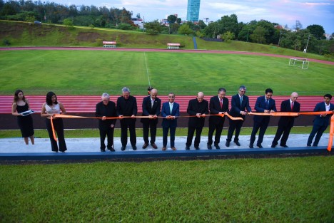 Acompañado de autoridades de la Universidad Anáhuac Veracruz Campus Xalapa, el presidente municipal Ricardo Ahued Bardahuil realizó el corte del listón inaugural de la pista profesional de atletismo de la institución, acto con el que este miércoles se celebró el 30 Aniversario de este centro educativo.