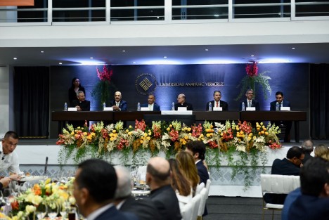 Al evento encabezado por el rector  Luis Linares Romero y el presidente del Patronato de la Universidad, Alfredo Chedraui Obeso, asistieron autoridades académicas, así como el secretario de Desarrollo Económico y Portuario del Estado de Veracruz, Enrique Nachón García. 