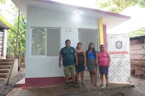 Más de 400 habitantes de cinco municipios del Papaloapan y Los Tuxtlas accedieron a una vivienda digna y de calidad, mediante acciones emprendidas este año por la Secretaría de Desarrollo Social (SEDESOL), con una inversión de 10 millones 300 mil pesos.