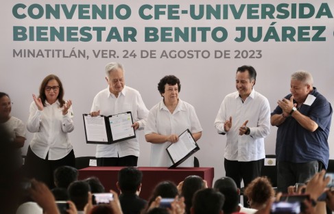 El director general de CFE, Manuel Bartlett y la Directora General de las Universidades del Bienestar, Raquel de la Luz Sosa, firmaron el convenio de colaboración entre las Universidades para el Bienestar Benito Juárez y la CFE, con el objetivo de que los estudiantes de estas instituciones tengan las facilidades para realizar sus prácticas profesionales y seguir desarrollando sus conocimientos en beneficio de su comunidad, estado y país. 
