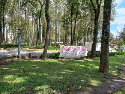 Sobre el camellón de Avenida Xalapa, a la altura de la Rotonda de los Xalapeños Ilustres, ciudadanos contra obras viales, bajo el nombre de Movimiento del camellón en resistencia, colocaron mantas donde advierten de afectaciones por presunta obra en la zona.