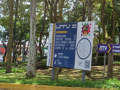 Y mientras los manifestantes en las mantas indican hasta el número de licitación de la  obra que requeriría presuntamente el derribo de árboles, las autoridades municipales sólo dan cuenta en el lugar de trabajos de rehabilitación de señalización vertical en la zona. 