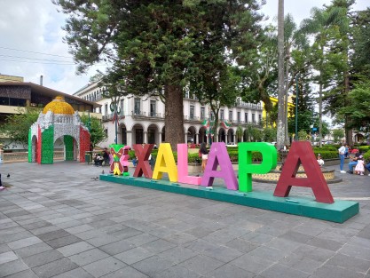 Decoración de espacios públicos de cara al mes patrio en Xalapa. Aunque el monumento a la Revolución habría estado mejor para noviembre. 