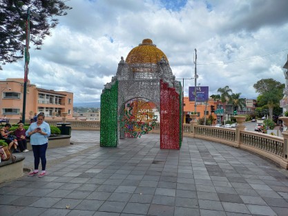 Decoración de espacios públicos de cara al mes patrio en Xalapa. Aunque el monumento a la Revolución habría estado mejor para noviembre. 