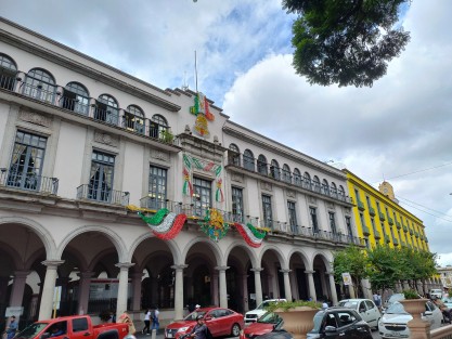 Decoración de espacios públicos de cara al mes patrio en Xalapa. Aunque el monumento a la Revolución habría estado mejor para noviembre. 