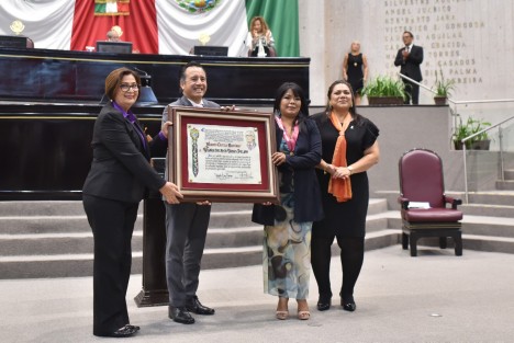 En Sesión Solemne, con la presencia del y la titular de los poderes Ejecutivo y Judicial del estado de Veracruz, la LXVI Legislatura distinguió con la Medalla Heberto Castillo Martínez 2023 a la doctora Vianey del Rocío Torres Pelayo, como reconocimiento a su invaluable contribución, desde la investigación y la docencia, al conocimiento científico y al desarrollo del estado y del país.