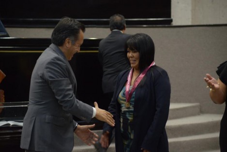  Anteponer el sacrificio propio en beneficio de las mayorías y el talento para bien de la sociedad es el honor que atribuimos con la Medalla Heberto Castillo Martínez, destacó el gobernador Cuitláhuac García Jiménez en su felicitación a la bióloga Vianey del Rocío Torres Pelayo, seleccionada por el Pleno de la LXVI Legislatura del Estado.