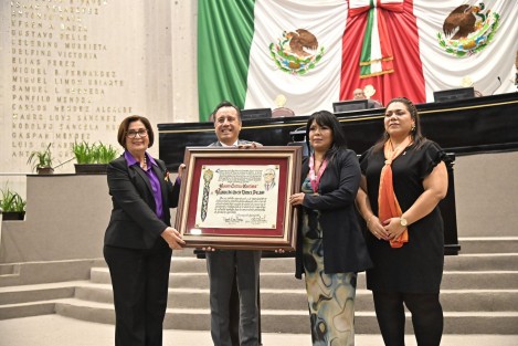 Junto al gobernador Cuitláhuac García y la magistrada presidenta del Poder Judicial, Lisbeth Aurelia Jiménez, la Diputada presidenta entregó la Medalla 