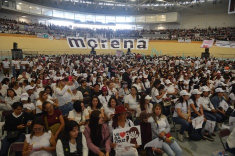 Simpatizantes y militantes de Morena se congregaron en el Velódromo de Xalapa para apoyar a la aspirante a la Coordinación de la Defensa de la Transformación, Claudia Sheinbaum. La ex jefa de Gobierno de la CDMX cierra así en la capital de Veracruz la primera etapa de giras por el país como aspirante presidencial en 2024. 