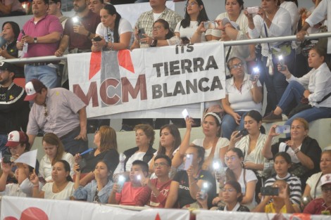 Simpatizantes y militantes de Morena se congregaron en el Velódromo de Xalapa para apoyar a la aspirante a la Coordinación de la Defensa de la Transformación, Claudia Sheinbaum. La ex jefa de Gobierno de la CDMX cierra así en la capital de Veracruz la primera etapa de giras por el país como aspirante presidencial en 2024. 