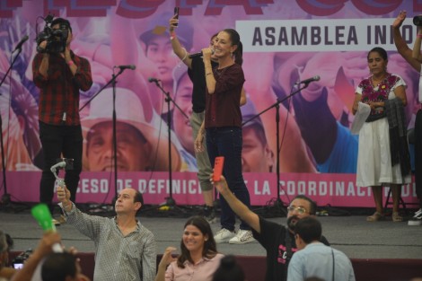 Simpatizantes y militantes de Morena se congregaron en el Velódromo de Xalapa para apoyar a la aspirante a la Coordinación de la Defensa de la Transformación, Claudia Sheinbaum. La ex jefa de Gobierno de la CDMX cierra así en la capital de Veracruz la primera etapa de giras por el país como aspirante presidencial en 2024. 
