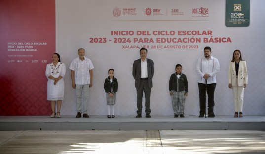 Desde la Primaria Adalberto Tejeda, en la colonia La Lagunilla, y acompañado por el jefe de la Unidad de Promoción de Equidad y Excelencia Educativa de la Secretaría de Educación Pública, Roberto Isidro Pulido Ochoa, el mandatario explicó que ahora todas y todos los alumnos recibirán una formación integral, inclusiva y de excelencia.