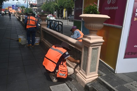 Personal de Gobierno Estatal y Municipal apuran labores de embellecimiento del primer cuadro de la capital, de cara al inicio del mes patrio. 