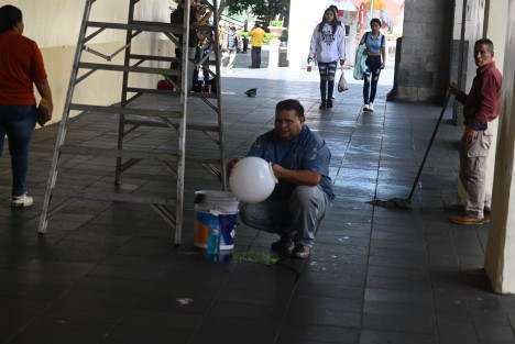 Personal de Gobierno Estatal y Municipal apuran labores de embellecimiento del primer cuadro de la capital, de cara al inicio del mes patrio. 
