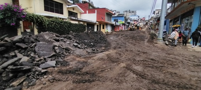 Debido a la fuertes lluvias de las últimas semanas, se han retrasado aún más los trabajos de introducción de drenaje y repavimentación de un tramo de la avenida Ebano de la colonia Veracruz.