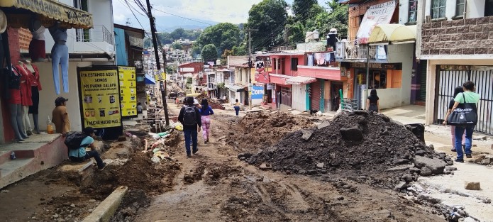 Los comerciantes, así como quienes por ahí transitan, piden a las autoridades correspondientes redoblar esfuerzos para terminar los trabajos, debido a que ya les ha causado afectaciones.
