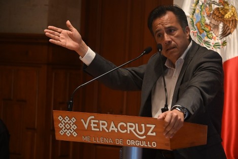 El mandatario estatal Cuitláhuac García Jiménez dijo que el caso de periodista agredida en el mitin de la Candidata Claudia Sheimbun tendrá que hacerse cargo el Alcalde de Mihuatlán, Oscar Suárez, ya que al momento de la comunicadora grabara a la funcionarias de aquel municipio viajaban en un vehículo oficial.
