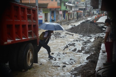 Estudiantes, amas de casa, comerciantes y hasta los propios obreros del la obra en la avenida Ébano se vieron nuevamente afectados por la fuerte lluvia que cayó en la zona oriente de la ciudad, dejando atrapados por momentos a estas personas. 