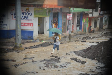 Estudiantes, amas de casa, comerciantes y hasta los propios obreros del la obra en la avenida Ébano se vieron nuevamente afectados por la fuerte lluvia que cayó en la zona oriente de la ciudad, dejando atrapados por momentos a estas personas. 