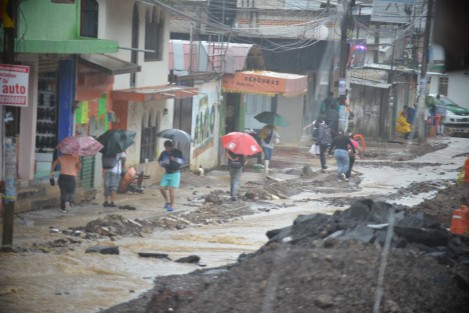 Estudiantes, amas de casa, comerciantes y hasta los propios obreros del la obra en la avenida Ébano se vieron nuevamente afectados por la fuerte lluvia que cayó en la zona oriente de la ciudad, dejando atrapados por momentos a estas personas. 
