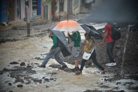 Estudiantes, amas de casa, comerciantes y hasta los propios obreros del la obra en la avenida Ébano se vieron nuevamente afectados por la fuerte lluvia que cayó en la zona oriente de la ciudad, dejando atrapados por momentos a estas personas. 