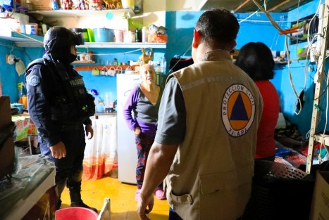  Derivado de las fuertes lluvias registradas la tarde de este lunes, el Sistema Municipal de Protección Civil atendió emergencias en diversas colonias por inundaciones en avenidas, viviendas y deslizamientos de tierra, pues se tuvo una precipitación pluvial acumulada de más de 100 milímetros, informó el director de Protección Civil, Luis Sardiña Salgado.