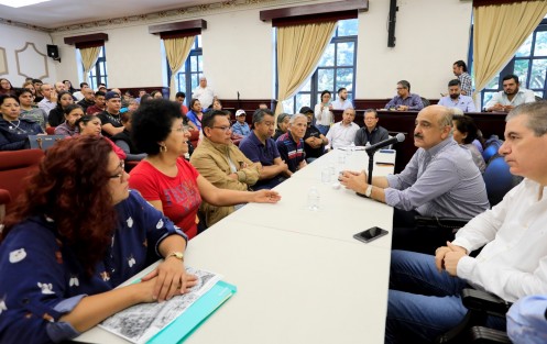 Para dar seguimiento a las acciones y acuerdos alcanzados la noche del lunes, funcionariado encabezado por el presidente municipal Ricardo Ahued Bardahuil recibió a vecinas y vecinos de la colonia Emiliano Zapata, afectados por las lluvias. 