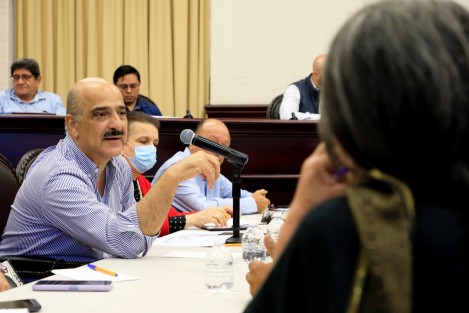 Para dar seguimiento a las acciones y acuerdos alcanzados la noche del lunes, funcionariado encabezado por el presidente municipal Ricardo Ahued Bardahuil recibió a vecinas y vecinos de la colonia Emiliano Zapata, afectados por las lluvias. 