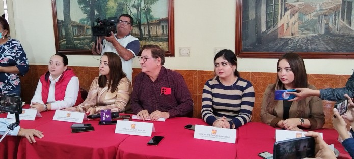Dirigente estatal del PT, dijo que en Veracruz, como en otros Estados, se lleva a cabo una encuesta a la vista de la ciudadanía, a efecto de conocer las preferencias de quienes participan en la elección de Coordinador Nacional de los Comités para la Defensa de la Cuarta Transformación; para el próximo proceso electoral. Si la encuesta se efectúa sin ningún sesgo, confían en que su candidato, Gerardo Fernández Noroña, puede dar la sorpresa.