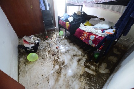 Habitantes de las colonias Emiliano Zapata y Reforma de Xalapa fueron de los afectados durante la fuertes lluvias de ayer en la ciudad capital, esperan que autoridades de gobierno cumplan su palabra y ayuden con sus enseres domésticos que fue lo que mas resulto afectado.
