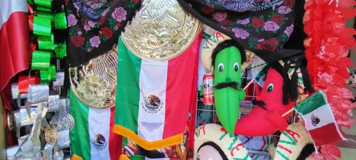 Continúa la venta de adornos patrios en el centro de ciudad de Xalapa. A decir del vendedor del puesto en la calle Enríquez, no hay muchas ventas,  Espera que al acercarse las festividades la situación mejore. 
